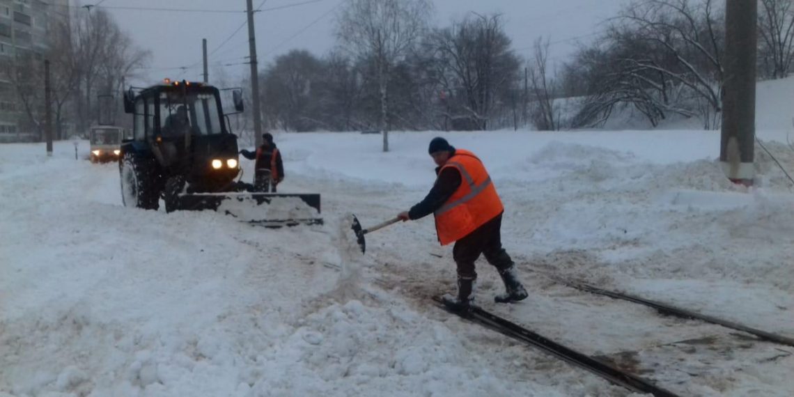 В «УЭТ» объяснили, почему так долго чистят трамвайные рельсы в Ульяновске