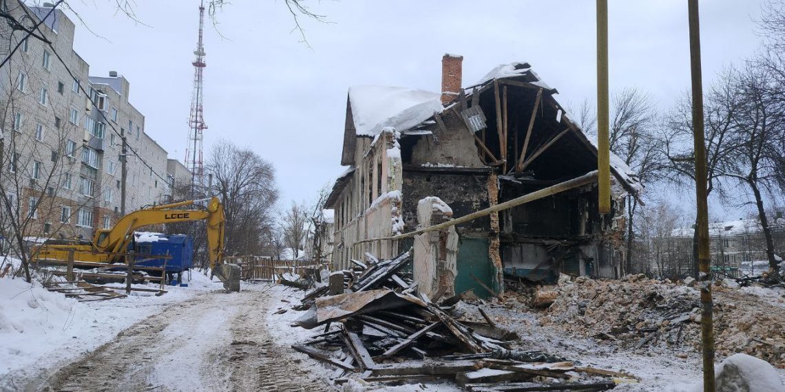 В Ульяновске сносят уродливую двухэтажку середины прошлого века