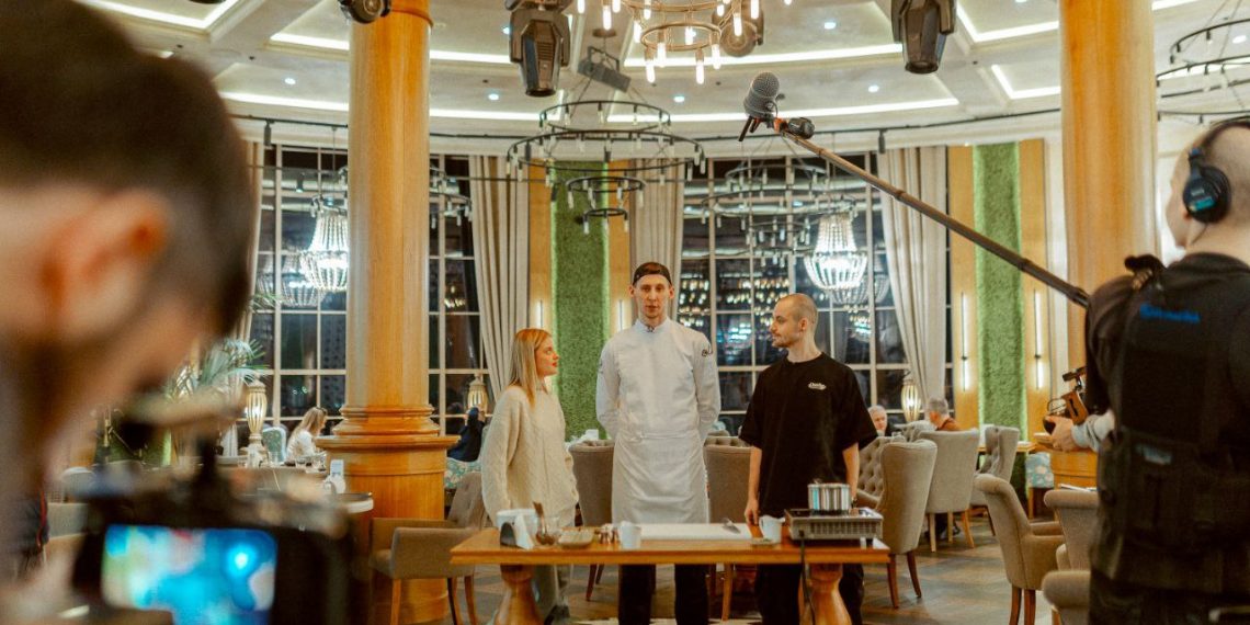 В Ульяновске съёмочную группу VK Места научили готовить уху из осетра и лосося