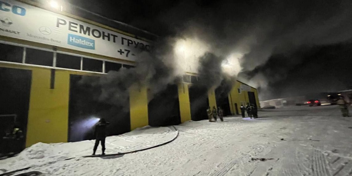 Ночью в Лаишевке тушили горящее здание автосервиса