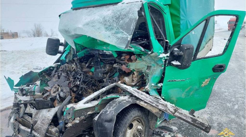 Тентованный ГАЗ влетел в тягач Scania с цистерной на трассе в Новомалыклинском районе