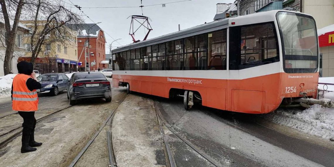 У Телецентра в Ульяновске сошёл с рельсов трамвай 11-го маршрута