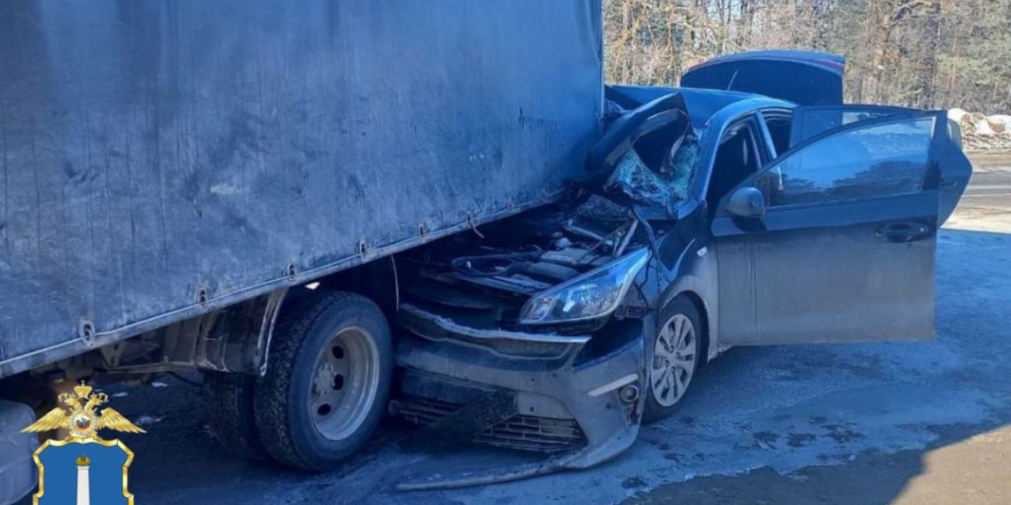 Легковушка влетела под грузовик на трассе в Ульяновском районе