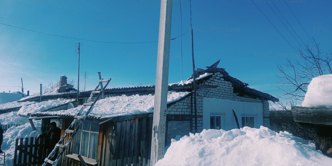 В селе Раздолье под Ульяновском под тяжестью снега обрушилась крыша жилого дома