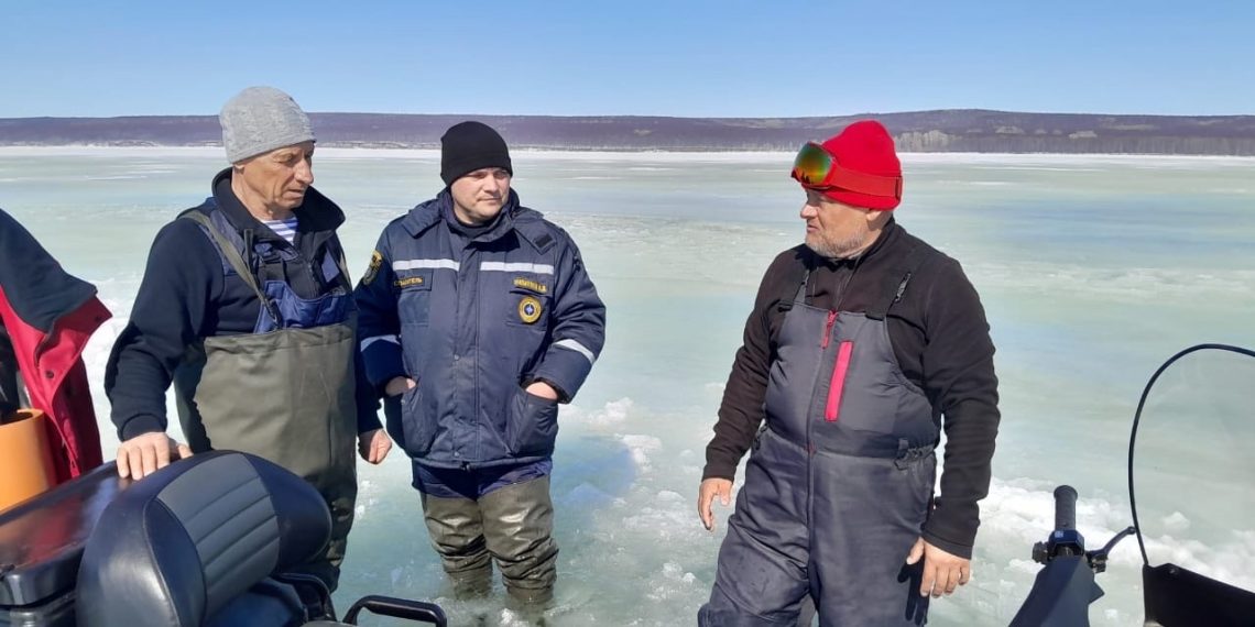 Ульяновский рыбак едва не ушёл под лёд Волги вместе со снегоходом