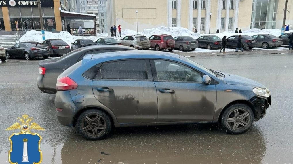 Две иномарки при перестроении столкнулись в Новом городе