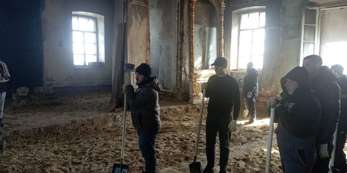 Под новый пол сгоревшего храма женского монастыря в Ляховке вручную раскидали 100 тонн песка