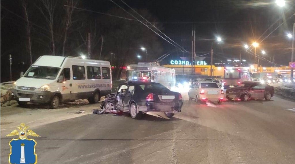 В тройном ДТП на Верхней террасе в Ульяновске пострадал один из водителей