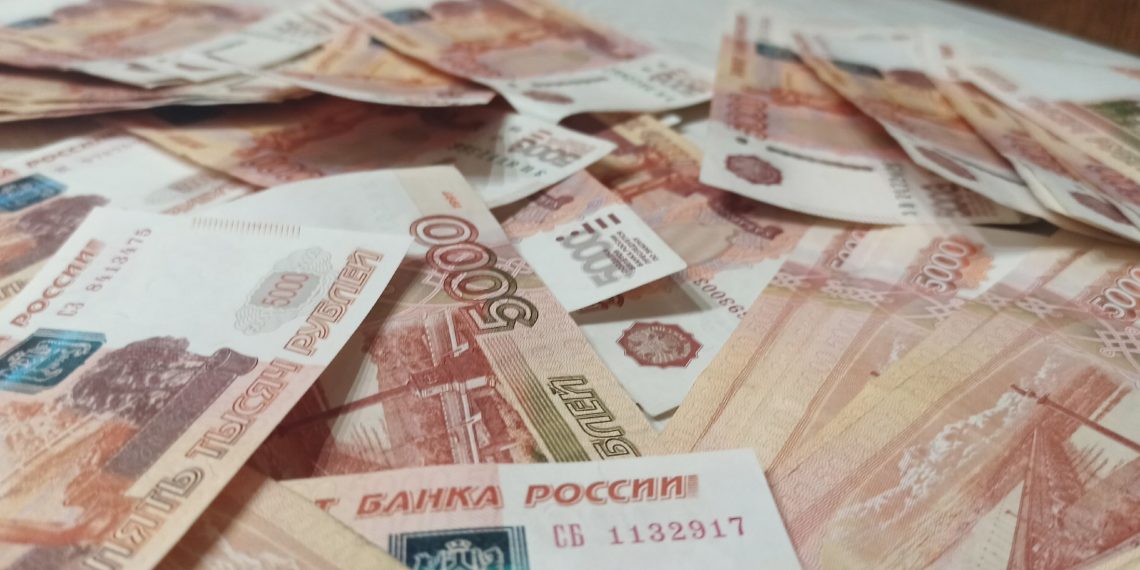 Работающий на мошенников ульяновский курьер обнулил сбережения пенсионерки