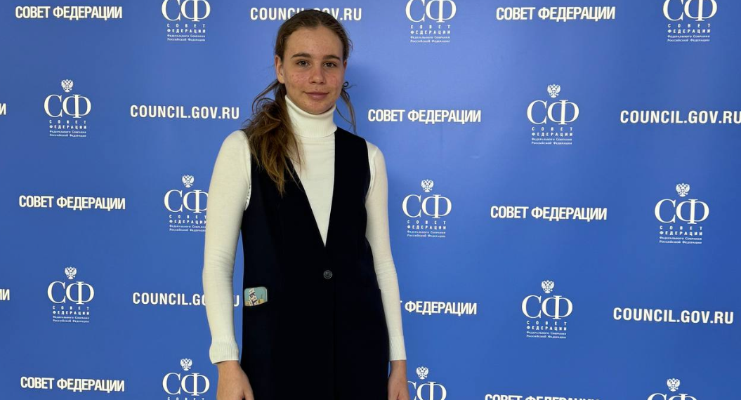 Настя из Ульяновска побывала в Совфеде РФ как победитель конкурса рисунков «Герои СВО»