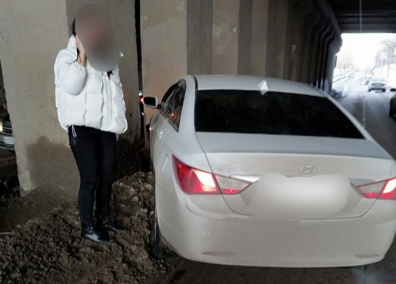 Иномарка врезалась в опору моста на Инзенской, парализовав движение трамваев