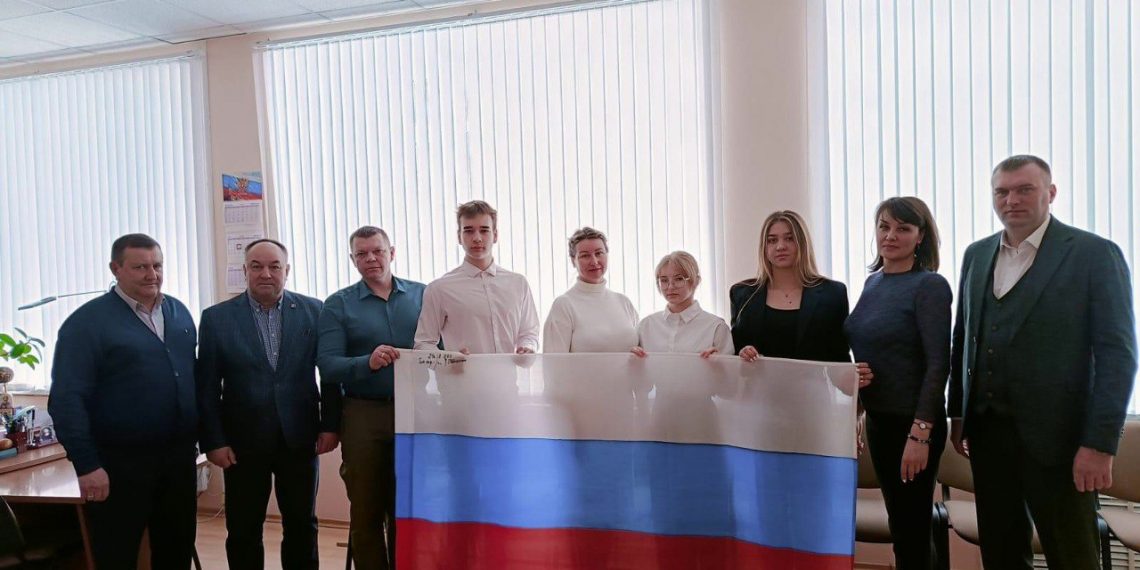 Флаг России с подписью командарма ЦВО передали в музей школы №1 города Инза
