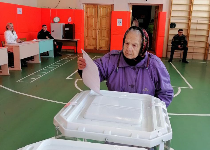 96-летняя жительница ульяновского села Луговое сама пришла на избирательный участок