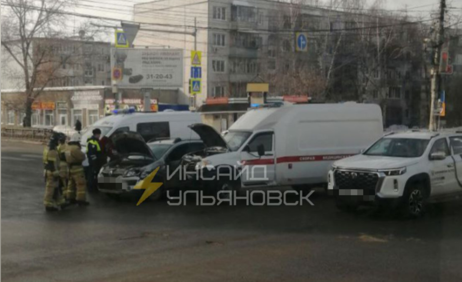 На перекрестке Минаева и 12 Сентября в Ульяновске скорая помощь попала в ДТП