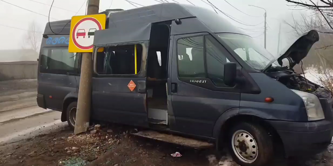 В Ульяновске шестеро пассажиров врезавшейся в столб маршрутки попали в больницу — видео