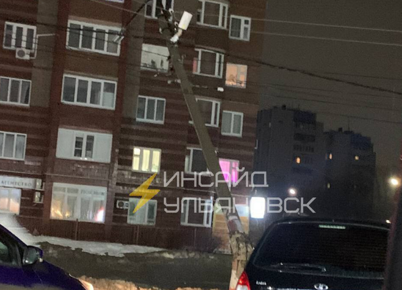 На Кролюницкого в Ульяновске ветром сдуло фонарный столб