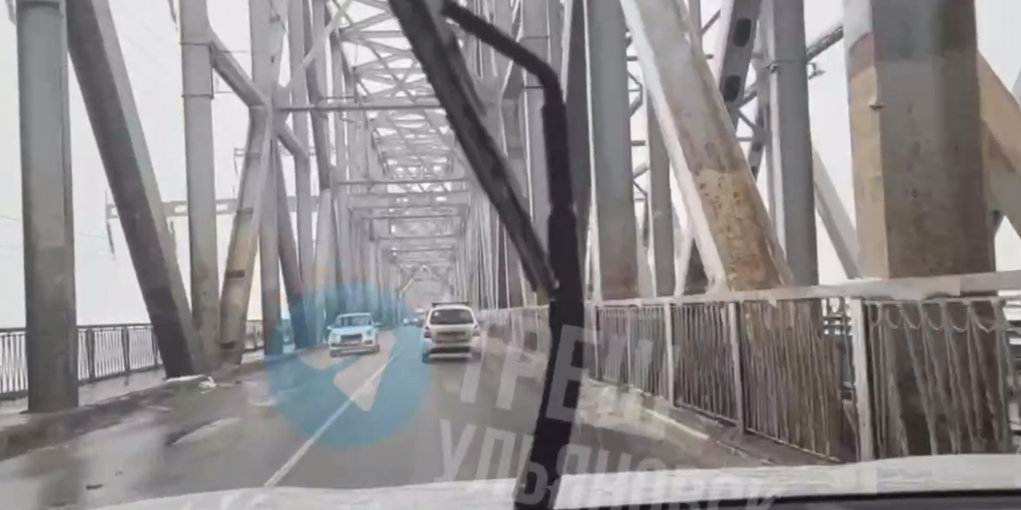 С ферм Императорского моста на автомобили падают ледяные глыбы