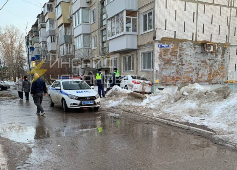 В Ульяновске Toyota Camry не смогла объехать пятиэтажный дом