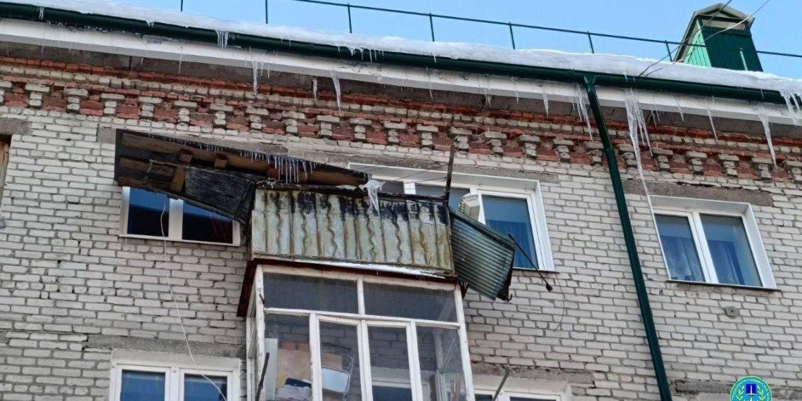 Спасатели не дали рухнуть балкону на улице Карла Маркса в Ульяновске