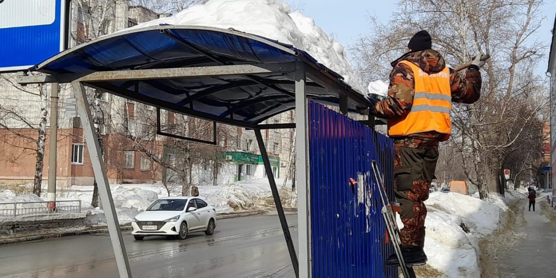 Крыши остановок общественного транспорта в Ульяновске начали очищать от снега