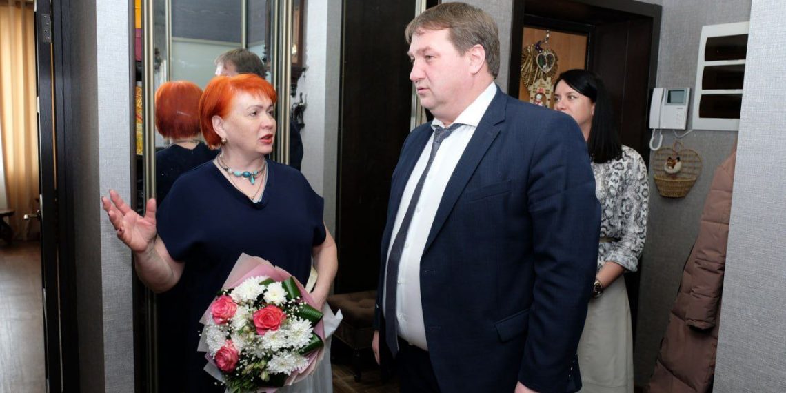 Ульяновский мэр поздравил с 8 марта маму погибшего на СВО Героя России Александра Шишкова