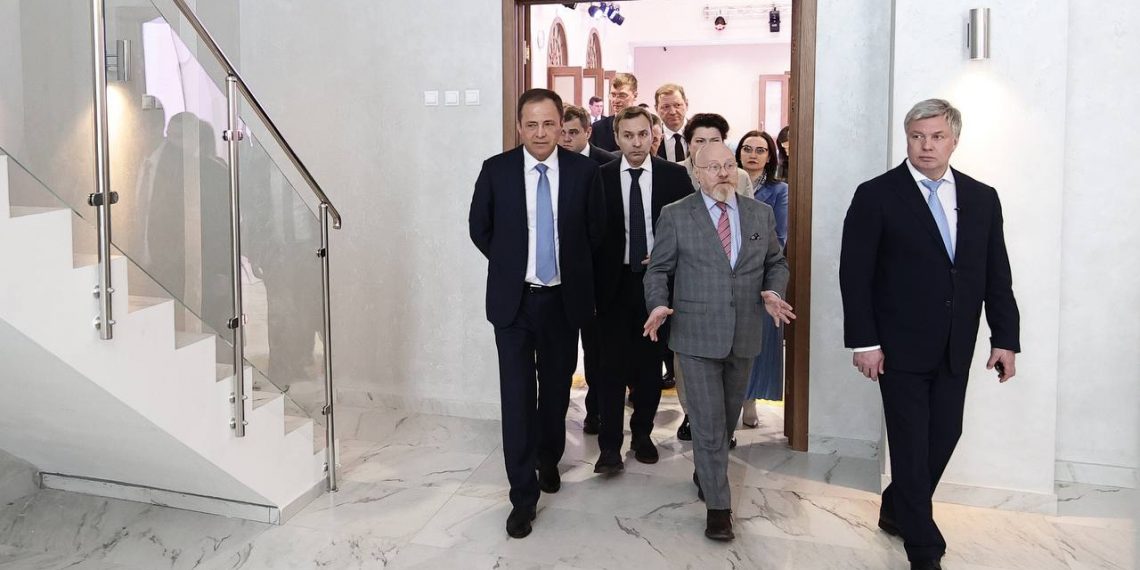 Полпреду Комарову показали в Ульяновске обновлённый Театр юного зрителя