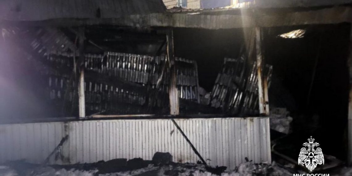 На Кузоватовской в Ульяновске сгорел торговый павильон — видео