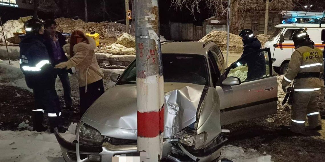 Утром 18 марта в центре Ульяновска Opel протаранил столб