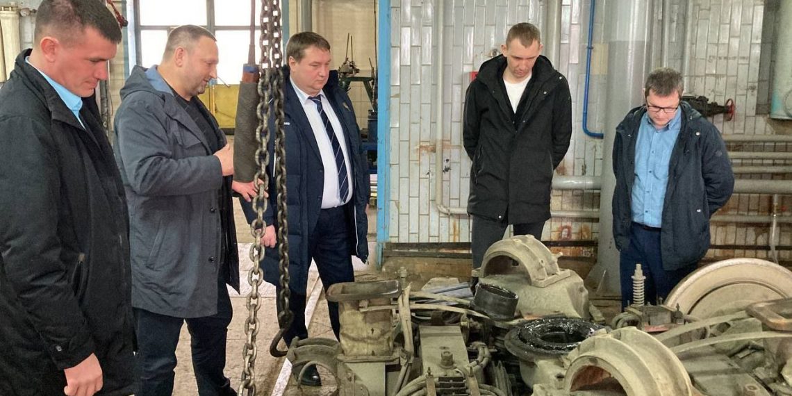 Ульяновского мэра научили в Ижевске чинить трамваи