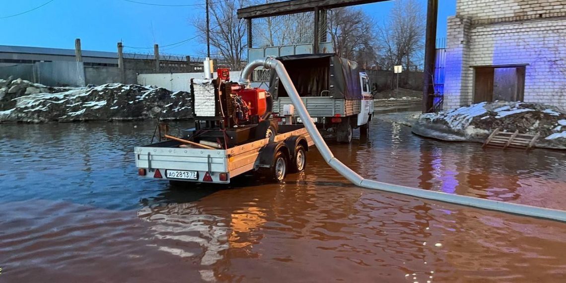 Ульяновские спасатели откачивают воду с городских улиц – фото