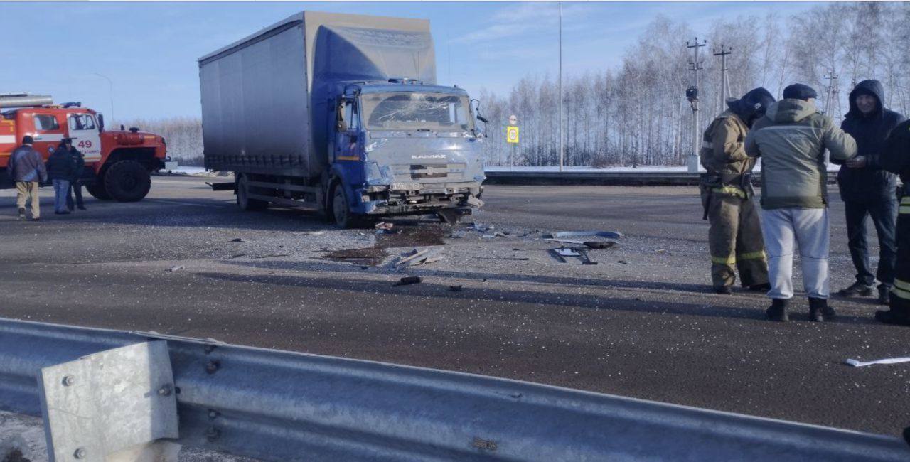 КамАЗ и пассажирский автобус жёстко столкнулись на трассе под Ульяновском -  Ульяновск