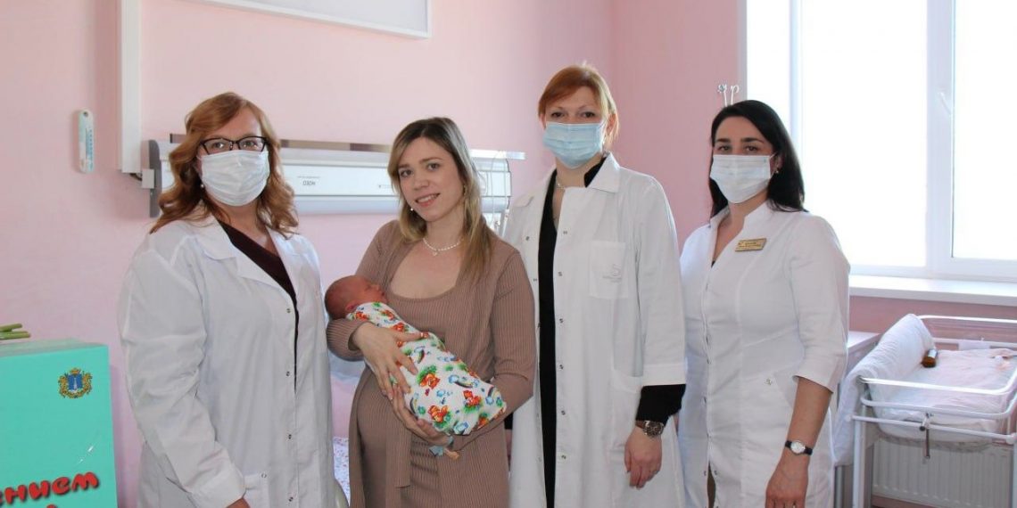 Глава ульяновского Минздрава поздравила с 8 марта самых маленьких дам и их мам