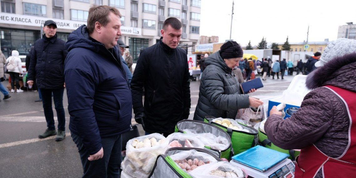 Болдакин приценился к яйцам и похвалил мясо на ярмарке в центре Ульяновска