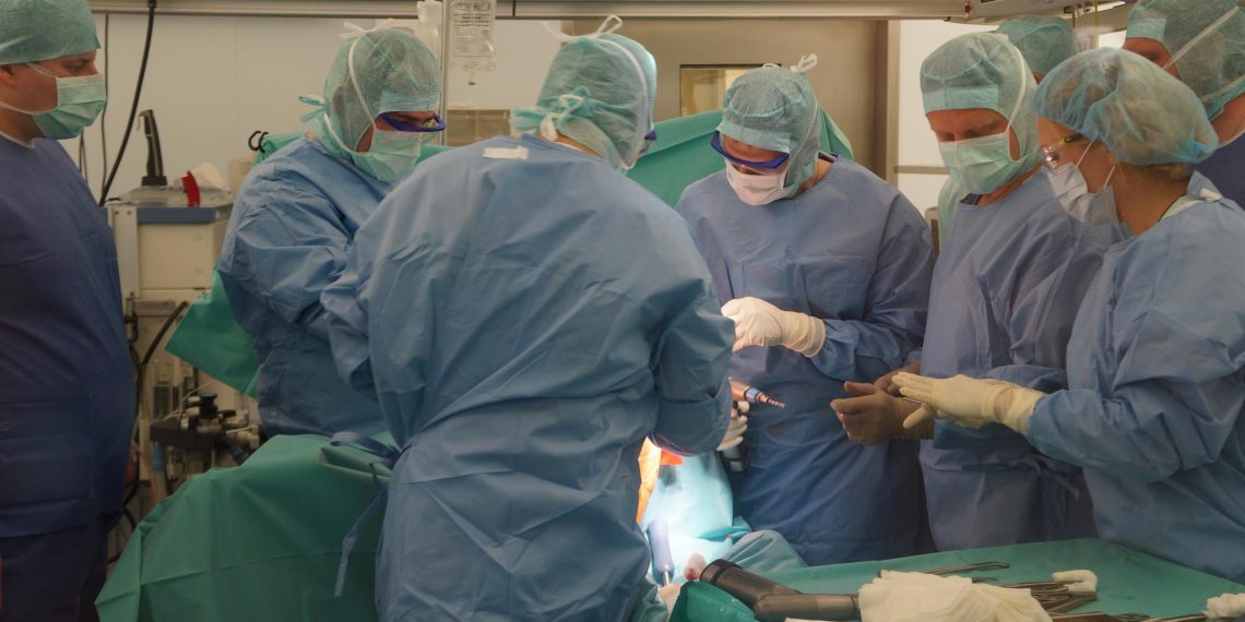 Гигантскую кисту удалили женщине ульяновские хирурги