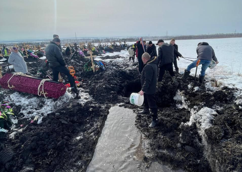 Могилы на Ишеевском кладбище заливает потоками воды