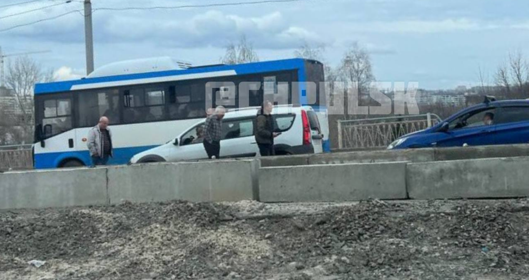 Минаевский мост в Ульяновске встал в пробке из-за ДТП