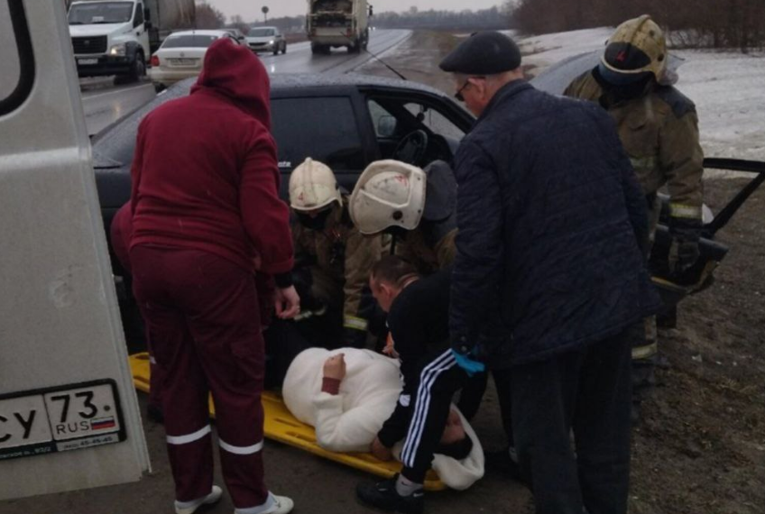 Спасатели извлекли из автомобиля пострадавшую на трассе «Ульяновск – Саранск» женщину