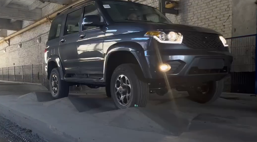 УАЗ продемонстрировал, как испытываются на прочность «Патриоты» — видео