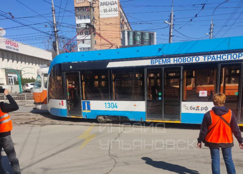 На Минаева с рельсов сошёл трамвай 22-го маршрута