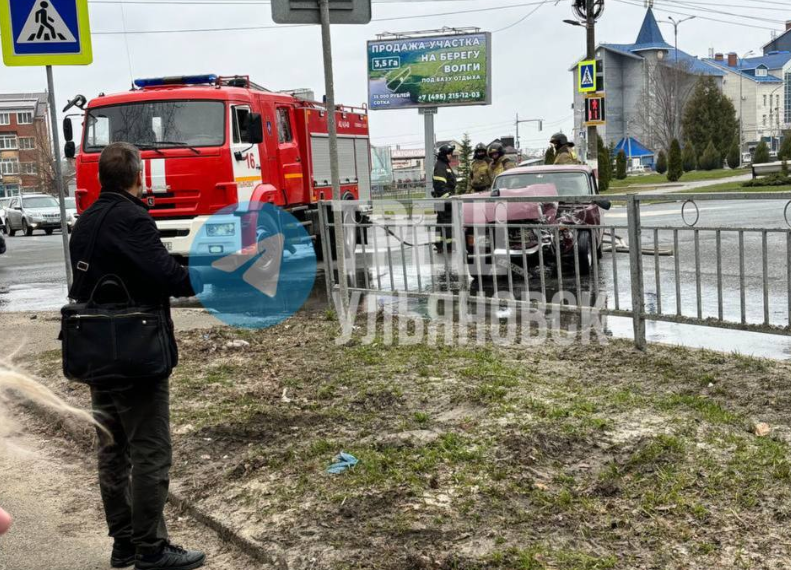 На Кролюницкого в Ульяновске жёстко столкнулись две легковушки