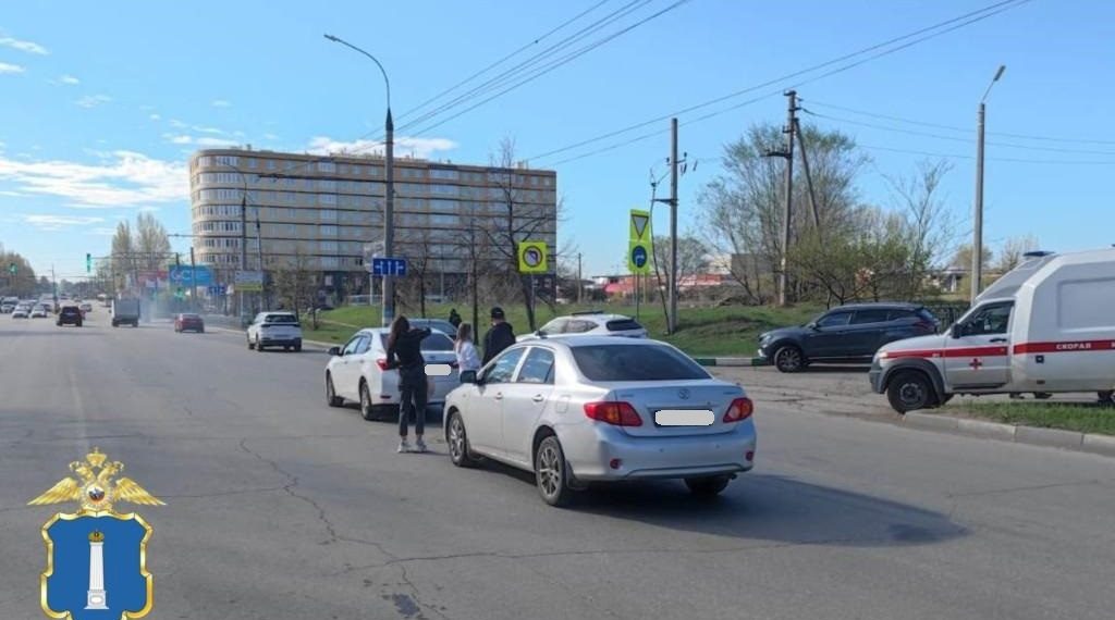 Две одинаковые Toyota Corolla столкнулись на проспекте Туполева в Ульяновске