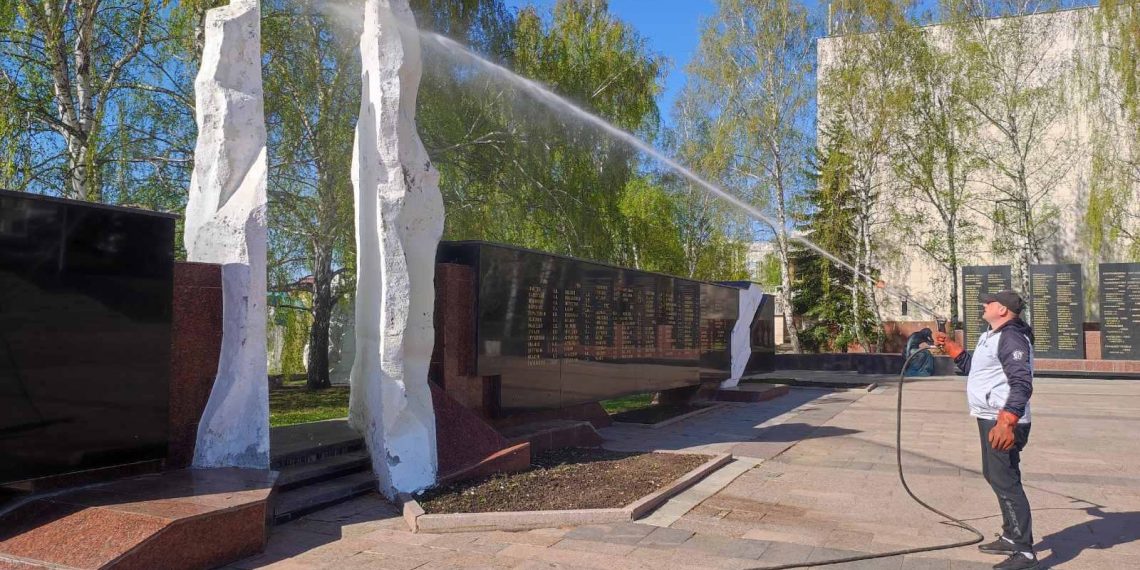 В Ульяновске к Дню Победы приводят в порядок памятные места