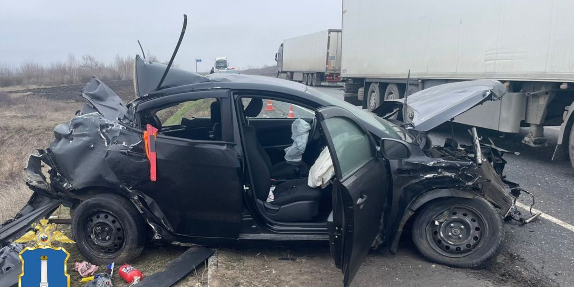 На трассе М5 «Урал» под Ульяновском легковая Kia влетела под два большегруза