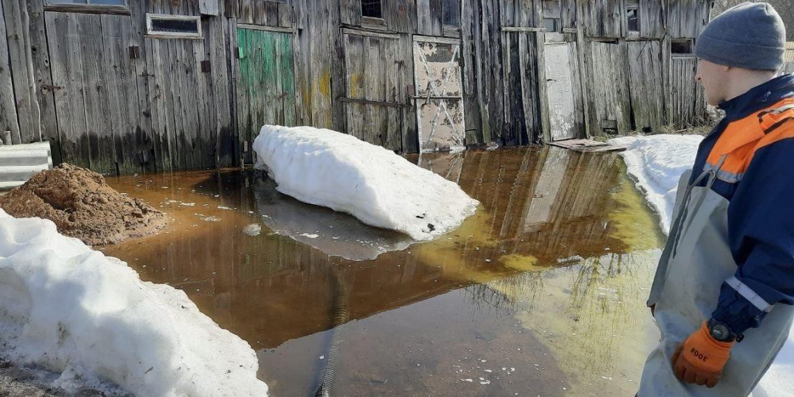 Ульяновские спасатели избавили от наводнения жителей улицы Ипподромной