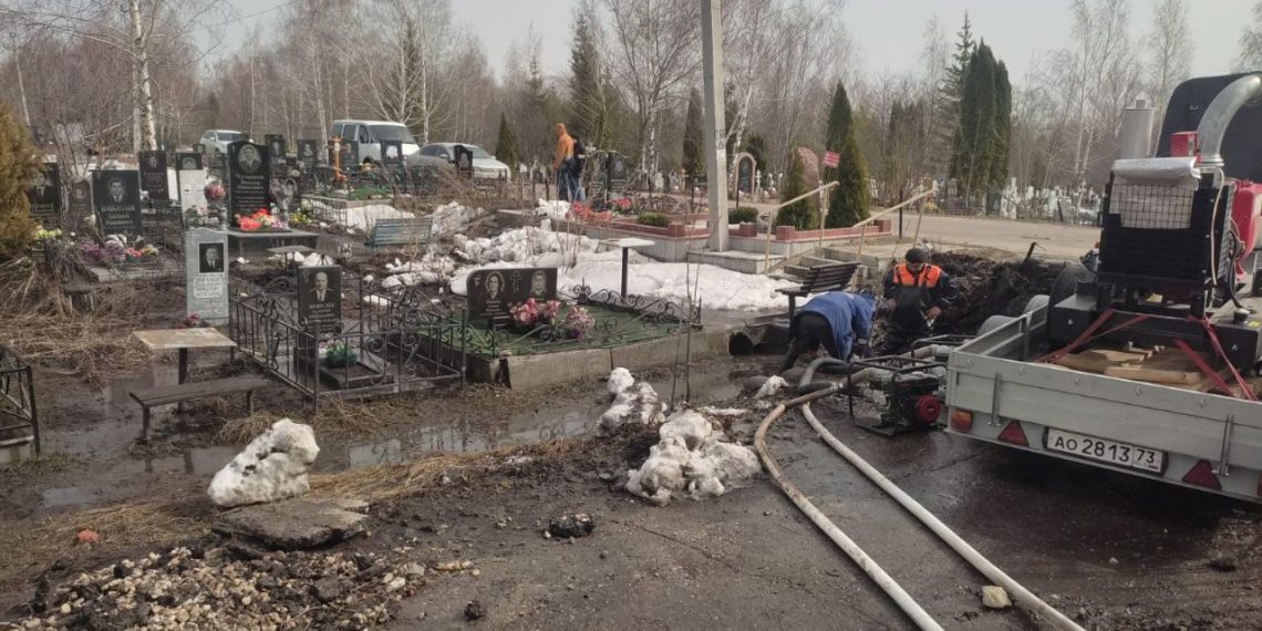 Ульяновские спасатели ликвидировали подтопление на кладбище «Северном»
