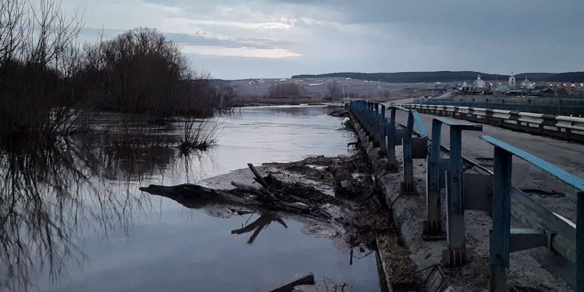 5 апреля под мостом в Арском водолазы ликвидировали затор