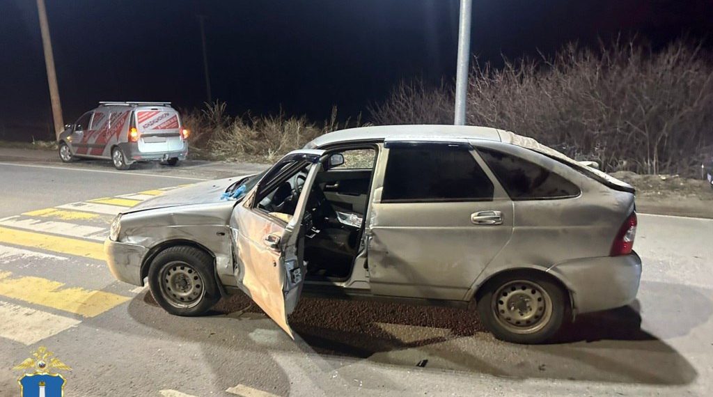 В Киндяковке водитель без прав на «Приоре» лоб в лоб протаранил Datsun