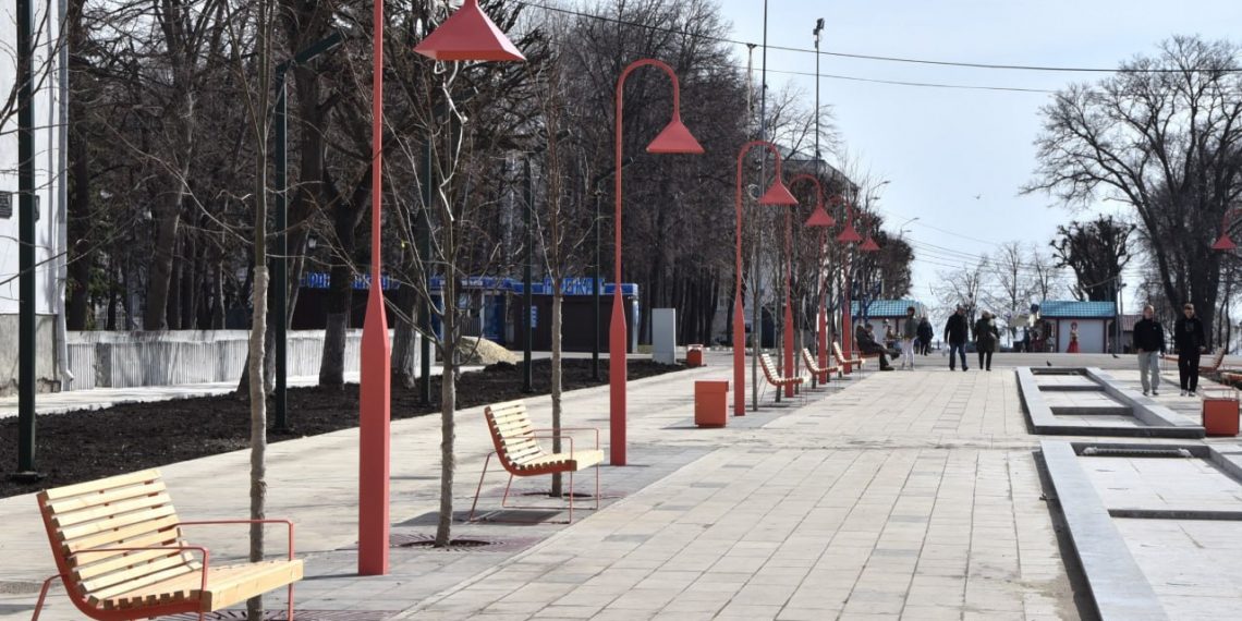 Щели и трещины в Театральном сквере в центре Ульяновска обещают заделать через две недели