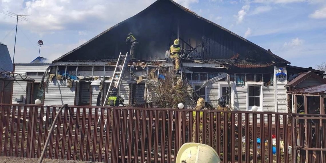 Горящий дом в Белом Ключе тушили более 40 пожарных