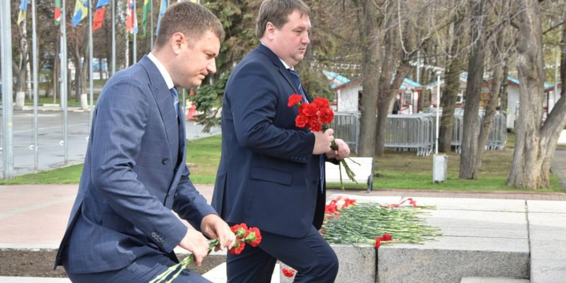 Болдакин и Ножечкин возложили цветы к памятнику Ленину на Соборной площади